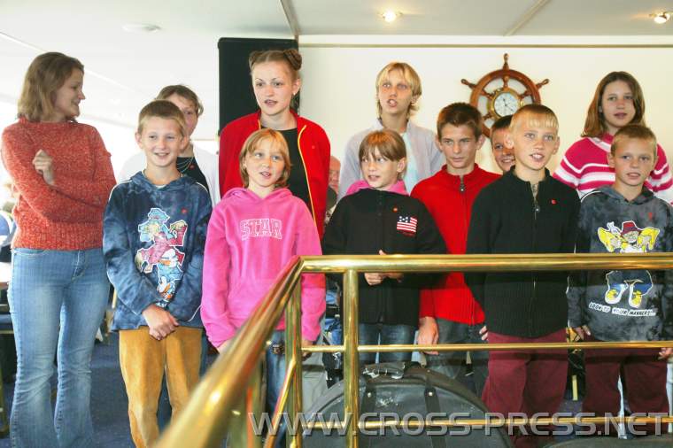 05.08.24_038 Zw�lf Kinder aus dem Dorf Chojniki, die alle von Fr. Gertraude Weilinger begastfreundet wurden, bedanken sich mit Liedern f�r ihren Aufenthalt.