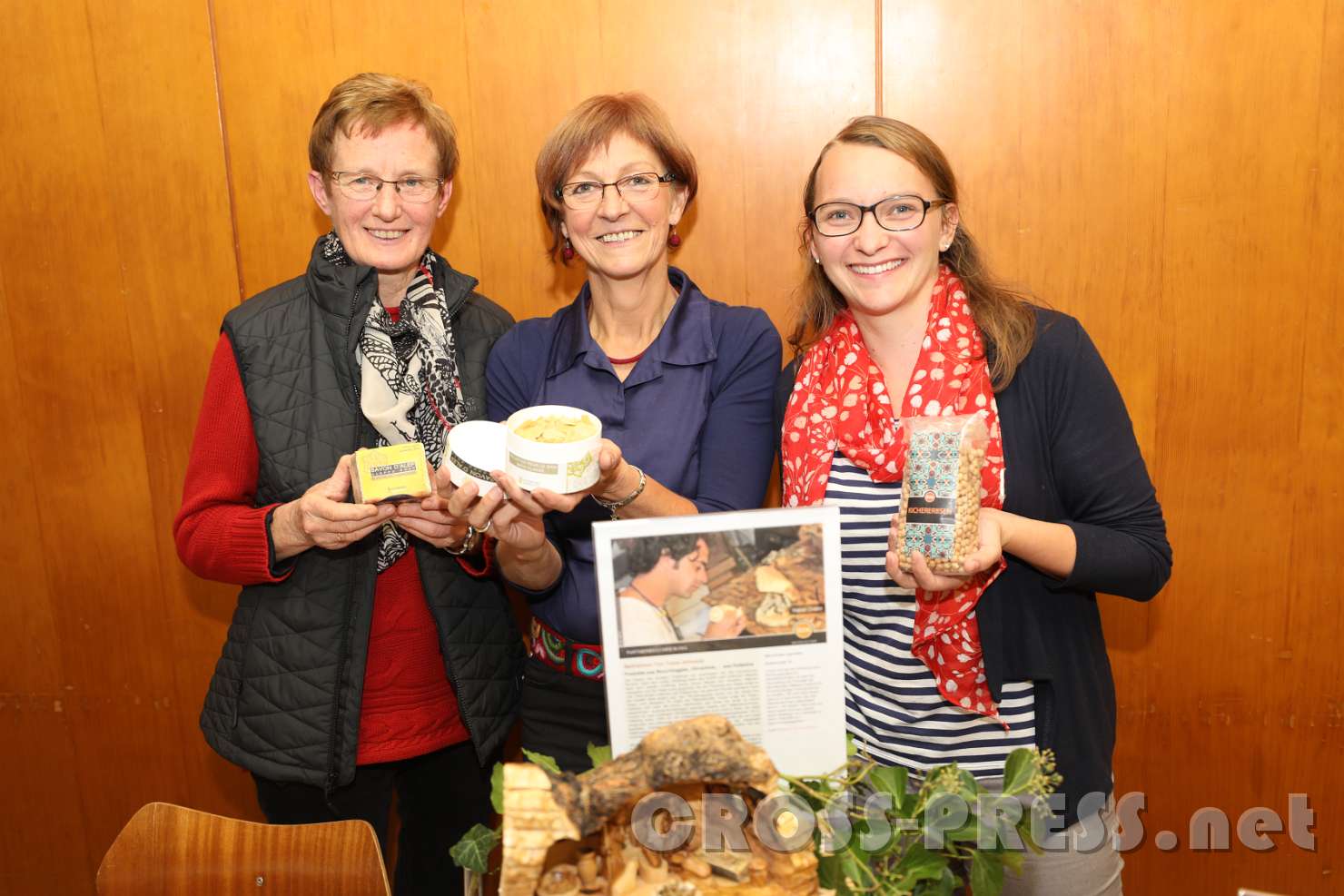 2017.10.17_21.27.44.jpg - Anna Hochpöchler (Mitte) vom "Welt Laden" Waidhofen, Traude Beer (links)  und Regina Durstberger präsentieren Produkte aus Syrien und dem Libanon.