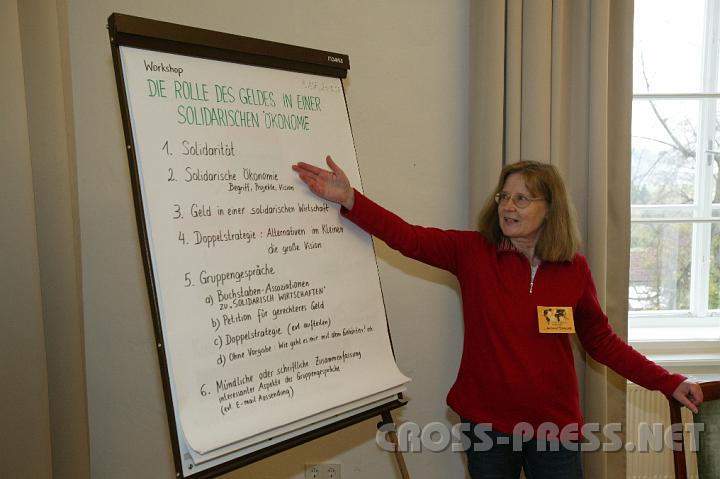 2008.10.24_14.33.52.JPG - Dr. Marianne Schallhas von der ARGE "Gerecht Wirtschaften" erkl�rte die "Rolle des Geldes in einer solidarischen �konomie".