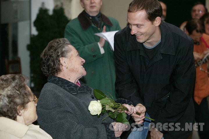 2008.10.25_16.19.24.JPG - "Die wei�e Rose" - Symbol des Widerstands einst und jetzt, hier �berreicht an Frau Anna Rohrhofer.