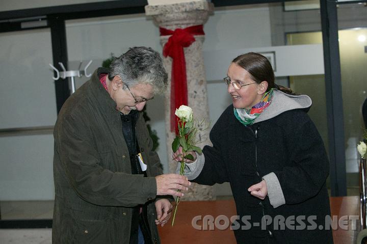 2008.10.25_16.20.32.JPG - Josefa Maurer �berreicht auch Dr. Leo Gabriel eine wei�e Rose f�r seinen Einsatz als Pazifist in der heutigen Zeit.