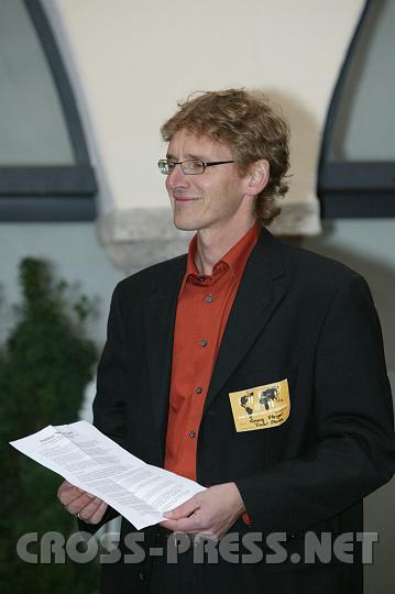 2008.10.25_16.21.32.JPG - Mag. Georg Pleger, "Tiroler Stunde", mit der "Petition f�r Neues Geld".