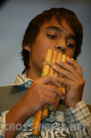 2008.10.25_21.06.08.JPG - Benjamin Said auf der Panfl�te