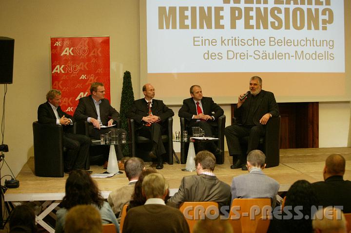 2008.10.25_15.18.48.JPG - Podiumsdiskussion zum Thema Pensionsversicherung.  V.l.n.r.: Mag. Johannes Denk (AKN� Sozialrechtsexperte), Mag. Manfred Neubauer (AKN� Finanzexperte), Mag. Schiendl (VBV Pensionskasse-Vorstand), Prok. Josef Wieser (Regionaldir. Sparkasse N�), KR Gerhard Pesendorfer (WKN� Fachgruppenobmann).