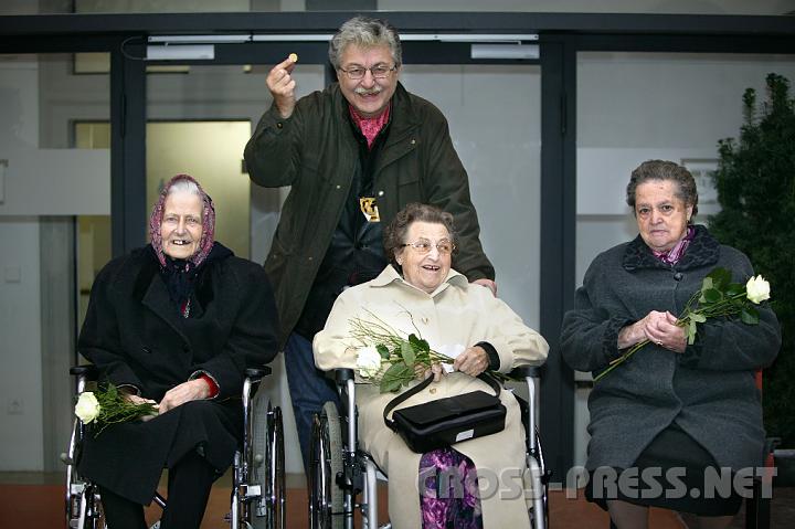2008.10.25_16.24.42_02.JPG - Anna Strasser, Maria Sator und Anna Rohrhofer wurden geehrt f�r heldenhaften Widerstand w�hrend der NS-Zeit. Dahinter Dr. Leo Gabriel mit einer soeben gepr�gten "Stundenm�nze".