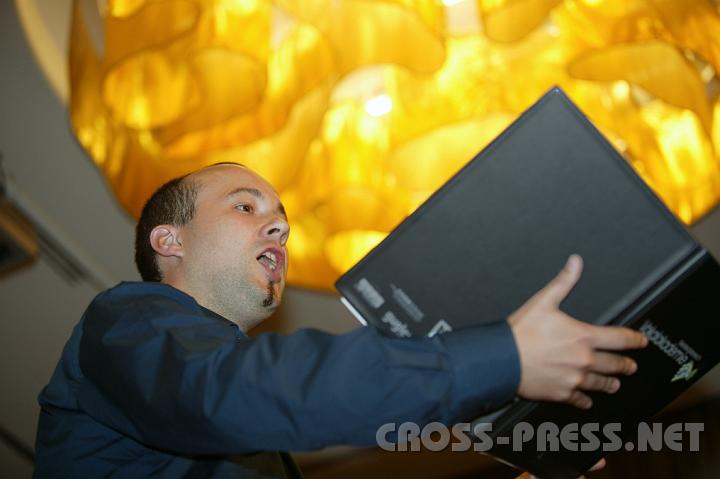 2008.10.25_21.15.58.JPG - Beim interkulturellen Fest "Musikalische Weltreise" wurde Japan von Yuri Schneider am Klavier und Ewald Dorninger (im Bild), Chorleiterstv. des Vokalensebles "Biberbach", mit den Liedern "Gardenie" und "Wenn ich traurig bin" vorgestellt.