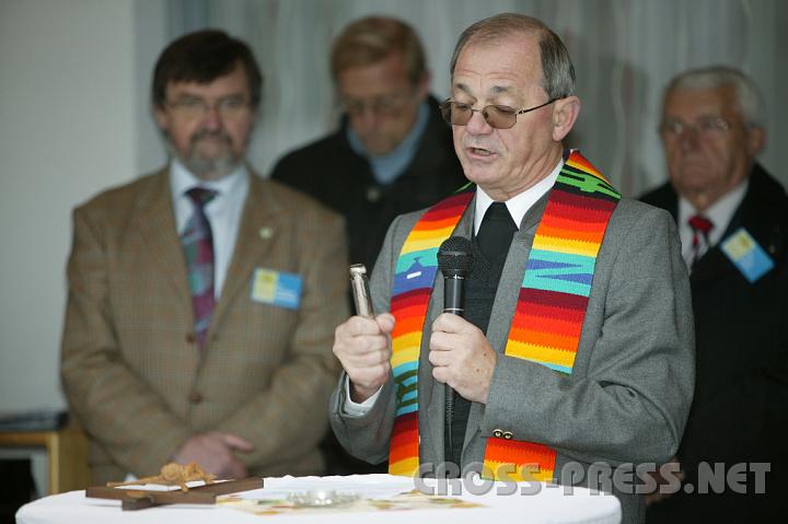 2008.11.14_14.42.04.JPG - Pfarrer Anton Schuh stellte das Haus und die Bewohner unter den Schutz Gottes und weihte ein Holzkreuz, das seinen Platz �ber dem XXL-Familientisch fand und "die eigentliche Mitte des Zusammenlebens sein m�ge".