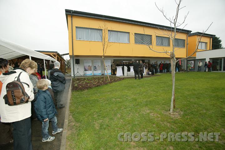 2008.11.14_14.12.18.JPG - Ein freundlicher und �kologischer Bau:  das neue Haus der Au�enwohngruppe von "Rettet das Kind" N� hat ausreichend Platz f�r neun Kinder und deren Betreuerinnen.