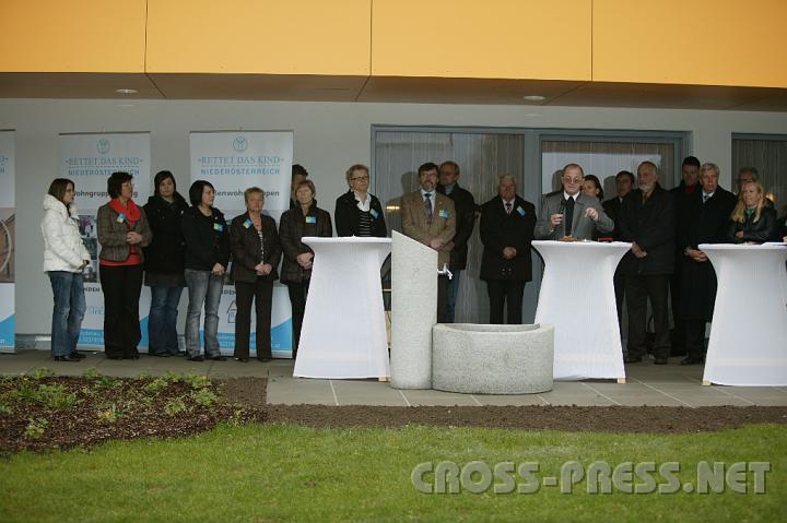 2008.11.14_14.40.08.JPG - Pfarrer Anton Schuh hielt eine ber�hrende Ansprache und segnete Bewohner, Kreuz und Haus.