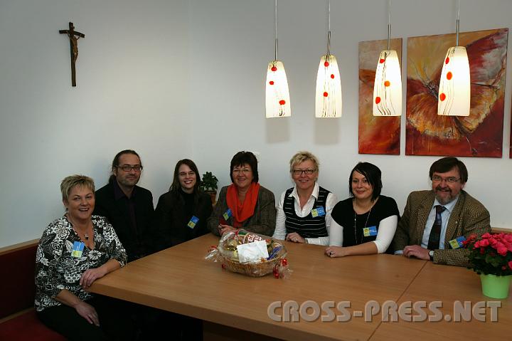 2008.11.14_16.07.31.JPG - Das Team von "Rettet das Kind" im neuen Wohn- und Essraum. V.l.n.r.: Margit Kammerhofer, MMag. Gerald Pfisterer, Mag. Saskia Reitter, Anna Maria M�hlmann, Anneliese Neudorfer, Elfriede Hirtenlehner, Dr. Wolfgang Apfelthaler.