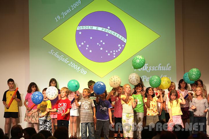 2009.06.19_19.10.42.jpg - Ein Jahr lang haben sich die Kinder f�cher�bergreifend mit der Problematik der Strassenkinder in Brasilien besch�ftigt.   Zum Abschluss bereiteten sie eine bunte Benefizveranstaltung im Schloss vor.