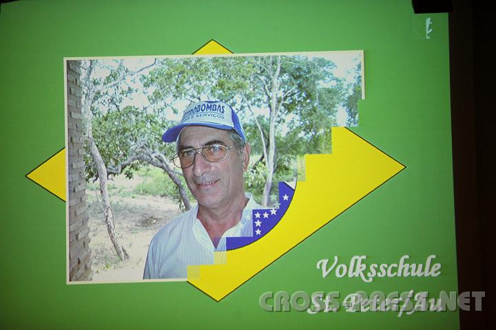 2009.06.19_19.14.20.jpg - Einige Video-Pr�sentationen zum Thema Kinderarmut in Entwicklungsl�ndern von Sch�lern und Lehrern gab es im vollbesetzten Festsaal des Schlosses, hier P.Laaber vor Missionshaus.