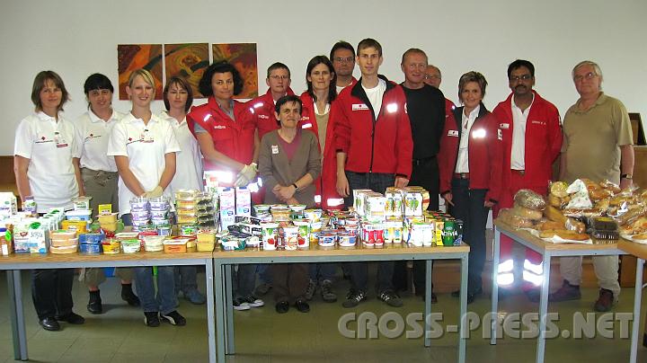 2010.05.29_18.37.29.jpg - Die erste "Tafel" von "Team �sterreich" im Mostviertel wurde im Pfarrsaal St.Peter gedeckt.  Zur Austeilung kamen: OSR Gerhard Wieser,  Bgm. von St.Peter (1.v. r.); Katharina Latschenberger, RK BezSt.Leiterin (3.v.r.n.l.); Hans-Heinz Lenze, RK-Viertelsvertreter und Altbezirkshauptmann (4.v.r.n.l.); Patrick Rudelstorfer, Aktionsleiter f�r das Mostviertel (5.v.r.n.l.) mit ehrenamtlichen Rotkreuz Mitarbeitern und Gastgeberin Monika Gro�schartner Pfarrhaush�lterin (6.v.r.n.l.).