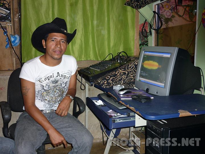 3-30 (Schwarz).JPG - Tonstudio in einer Hütte.