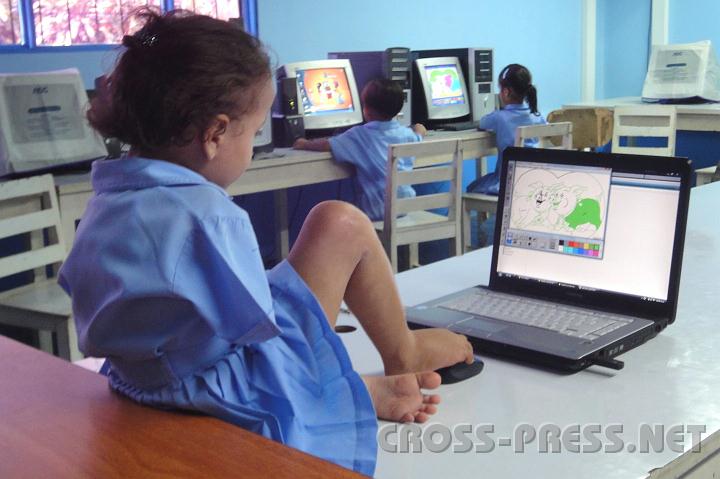 6-09.JPG - Francela bedient den PC mit ihren Füßen.