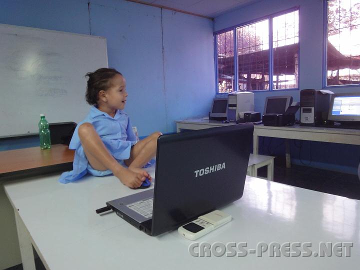 6-10.JPG - Die kleine Francela muss die Maus mit den Füßen bedienen.