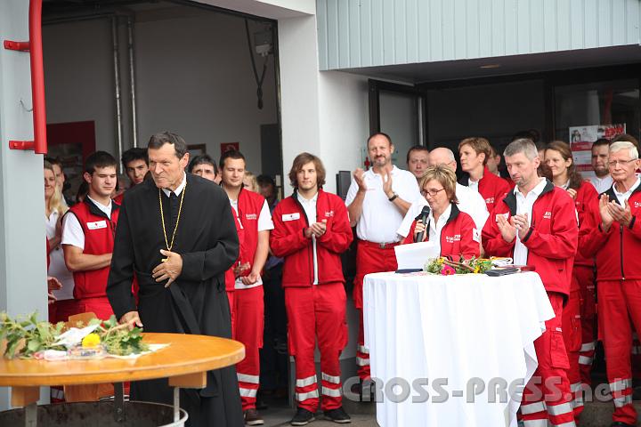 2012.09.29_15.13.36.jpg - Abt Berthold Heigl nahm sich trotz der vielen Jubeljahr-Termine Zeit zur Segnung der Einsatzfahrzeuge.