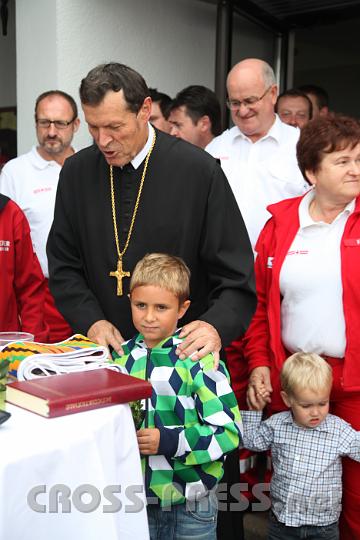 2012.09.29_15.05.20.jpg - Abt Berthold mit seinem kleinen Assistenten.