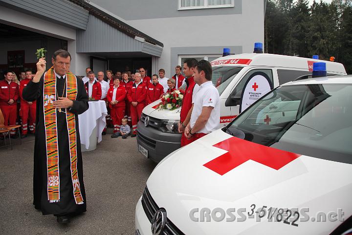 2012.09.29_15.30.05.jpg - Abt Berthold Heigl segnet die neuen Rotkreuz-Fahrzeuge und schließt dabei deren künftige Besatzung, sowie die Kranken und Verletzten, die damit transportiert werden, mit ein.