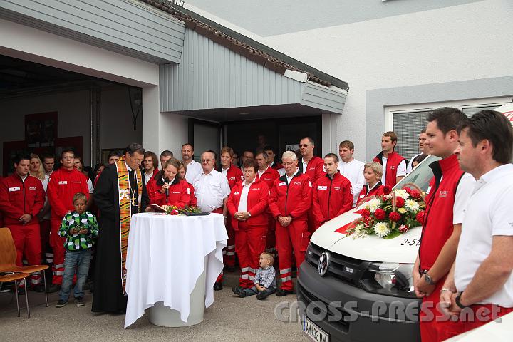 2012.09.29_15.31.15.jpg - Notärztin Dr.Verena Bader liest die Fürbitten.