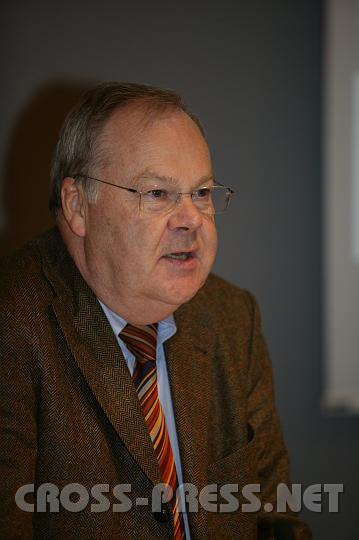 2008-02-18_15.19.49.JPG - DI Hans Jochen Kessler, Gesch�ftsf�hrer CNH �sterreich GmbH in St.Valentin, begr��te die Teilnehmer.