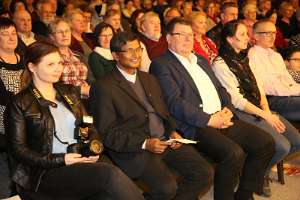 Benifizkonzert der Kirchenchöre für eine Schule in Indien Auch Pfarrer Peter erfreut das Konzert.