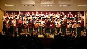 Benifizkonzert der Kirchenchöre für eine Schule in Indien Beide Chöre singen gemeinsam, dirigiert von Marlies Tanzer, Leiterin des Kirchenchors St.Peter.