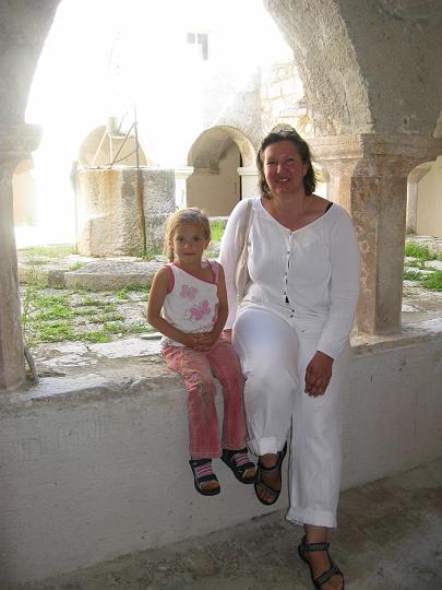 2009.08.15_10.10.18.jpg - Im Kreuzgang des ehemaligen Franziskanerklosters...