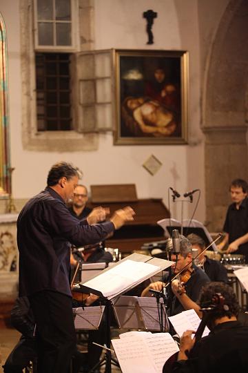 2009.08.20_21.19.00.jpg - Cantus Ensamble "Ivan Filipovic" izvode "Plac osorski" od Berislava �ipu�a u osorskoj Katerdrali pod vodstvom Gorana Jerkovica i Berislava �ipu�a sa solistima Monika Cerovcec (sopran, andeo), Martina Gojceta Silic (mezzosopran, Gospa), Domagoj Dorotic (tenor, Isus), Goran Juric (bas, Ivan).