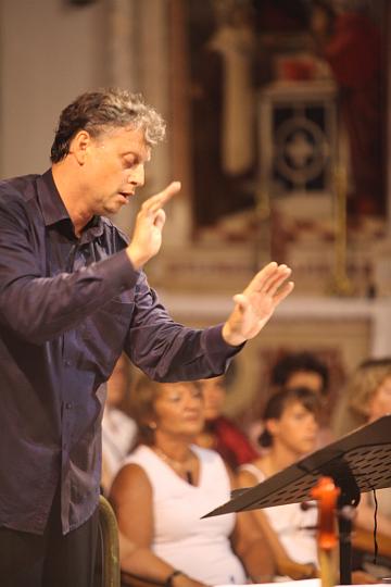 2009.08.20_21.28.33.jpg - Cantus Ensamble "Ivan Filipovic" izvode "Plac osorski" od Berislava �ipu�a u osorskoj Katerdrali pod vodstvom Gorana Jerkovica i Berislava �ipu�a sa solistima Monika Cerovcec (sopran, andeo), Martina Gojceta Silic (mezzosopran, Gospa), Domagoj Dorotic (tenor, Isus), Goran Juric (bas, Ivan).