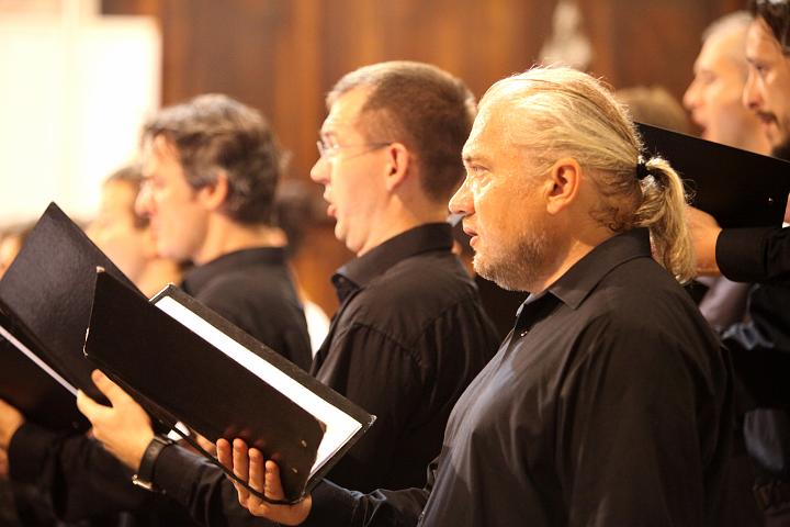 2009.08.20_21.30.41.jpg - Cantus Ensamble "Ivan Filipovic" izvode "Plac osorski" od Berislava �ipu�a u osorskoj Katerdrali pod vodstvom Gorana Jerkovica i Berislava �ipu�a sa solistima Monika Cerovcec (sopran, andeo), Martina Gojceta Silic (mezzosopran, Gospa), Domagoj Dorotic (tenor, Isus), Goran Juric (bas, Ivan).