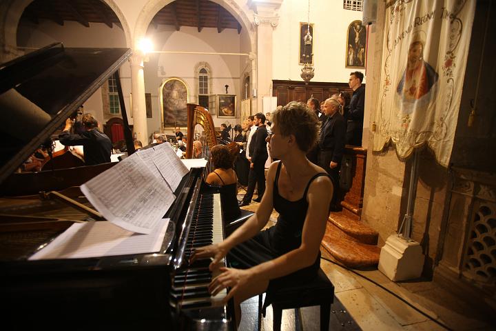 2009.08.20_21.36.18.jpg - Cantus Ensamble "Ivan Filipovic" izvode "Plac osorski" od Berislava �ipu�a u osorskoj Katerdrali pod vodstvom Gorana Jerkovica i Berislava �ipu�a sa solistima Monika Cerovcec (sopran, andeo), Martina Gojceta Silic (mezzosopran, Gospa), Domagoj Dorotic (tenor, Isus), Goran Juric (bas, Ivan).