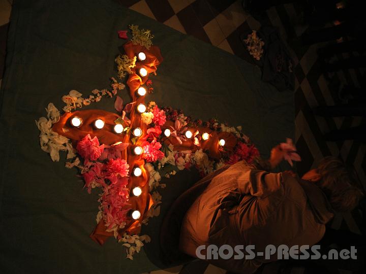 2011.05.27_23.47.11.jpg - "Kostbare Stille":  Licht-Meditation in der St.Martinskirche in Aschbach.