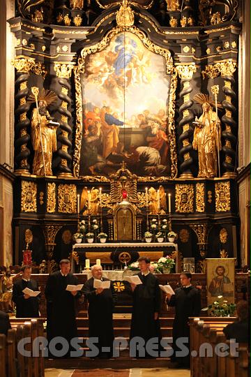 2011.05.27_21.19.33.jpg - Beim Konzert und zugleich Gebetsabend unter dem Namen "Musik der Stille" traten Abt Berthold und Gym. Dir. P.Petrus persönlich auf.Zur Choralschola, die von Prof. P. Florian Ehebruster geleitet wird, gehören (v.l.n.r.) P. Laurentius Resch, Abt Berthold Heigl, P. Petrus Pilsinger, P. Dominik Riegler und P.Florian Ehebruster.
