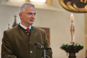 PfarrFirmung Allhartsberg 2013 PGR Obmann Mag. Andreas Geierlehner bereitete eine der drei Firmgruppen auf das Sakrament vor.