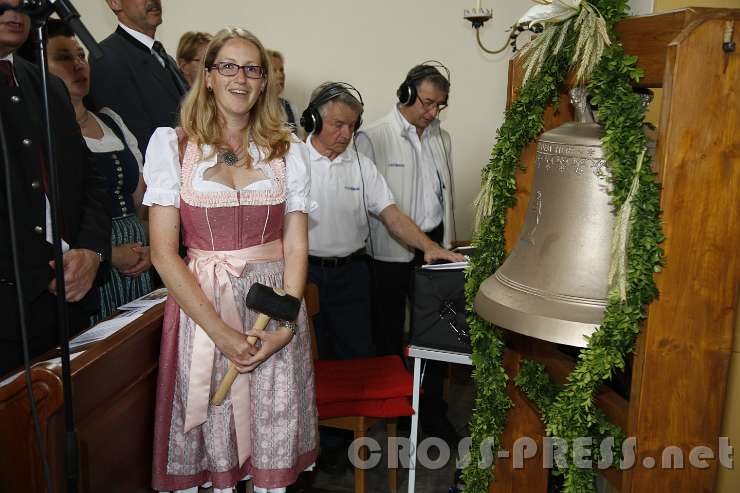 2016.06.26_09.39.53_46.JPG - Die Patin der zweiten Glocke, gewidmet vom Chor "Cantus Hilaris", ist Margit Gerstmayr, Mesnerin in Allhartsberg.