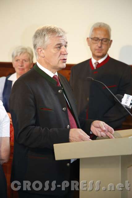 2016.06.26_09.43.21.JPG - Bürgermeister LAbg. Anton Kasser mit der Fürbitte: "Die Glocken laden uns zum Gottesdienst ein. Oft aber überhören wir ihr Rufen. Herr hilf uns, wieder bewusst die Einladung der Glocken anzunehmen."