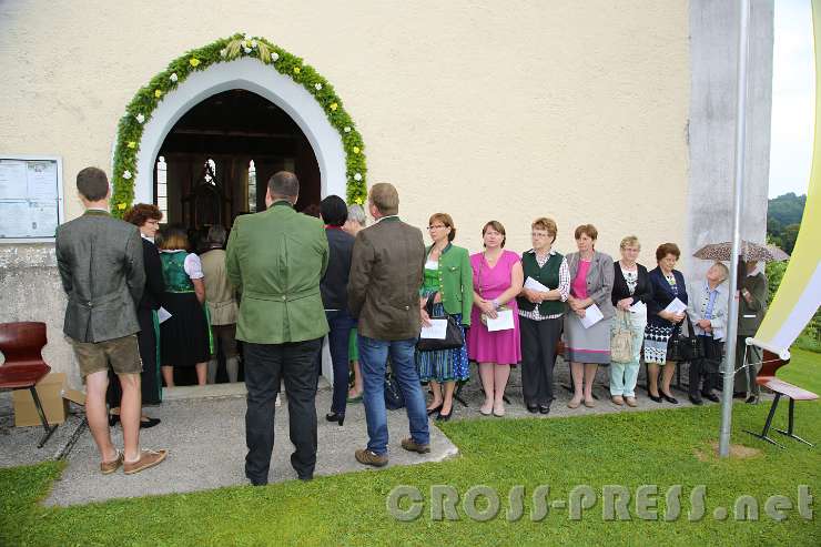 2016.06.26_09.49.52.JPG - Selten hat das Kirchlein wohl so viele Menschen auf ein Mal erlebt.