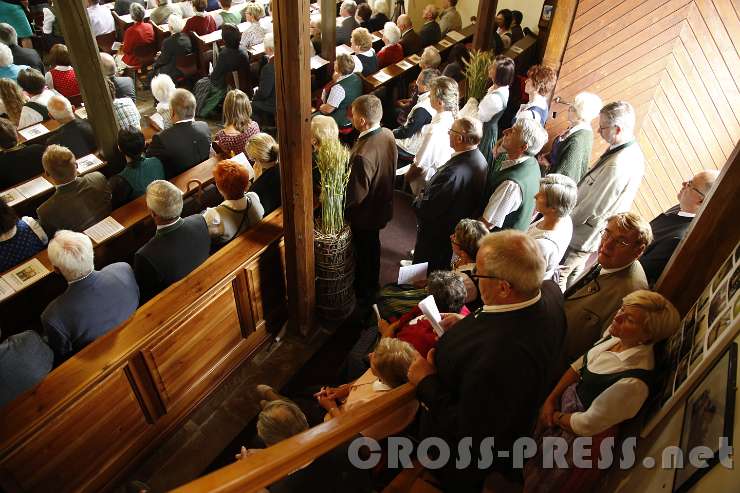 2016.06.26_10.04.36.JPG - Die kleine Kirche war übervoll. Hoffentlich folgen auch viele dem Ruf der Glocken, wenn sie zur Messe und zum Gebet läuten ...