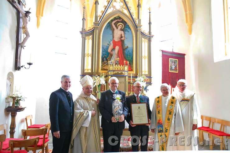 2016.06.26_10.51.49.jpg - V.l.n.r.: Bgm. LAbg. Anton Kasser, Abt Petrus Pilsinger, Komponist und Chorleiter Anton Steingruber,"Kirchenvater" und Mesner Josef Riedler, Diakon Johann Braunshofer und Pfarrer Altabt Johannes Gartner.