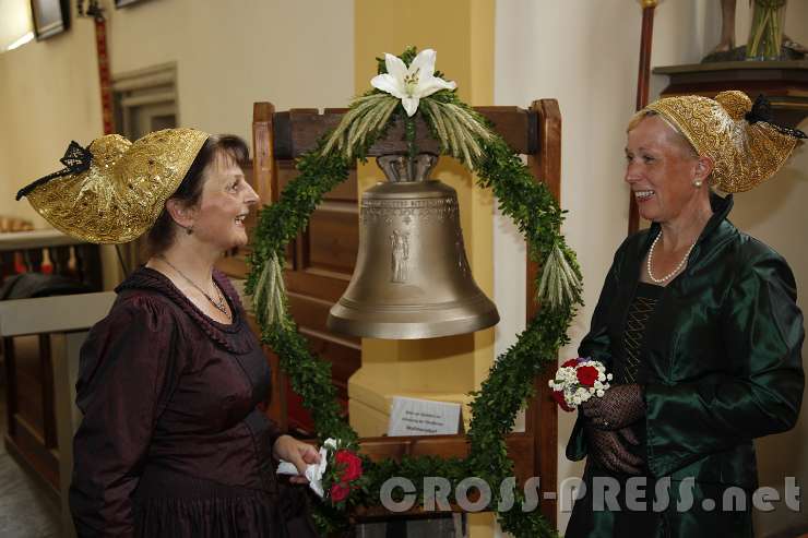 2016.06.26_11.07.54.JPG - Die Glocken-Patinnen Eva Maria Steingruber (links, daneben ihr Mann Anton)  und Martina Aigner (rechts) mit Abt Petrus und Bürgermeister Kasser.