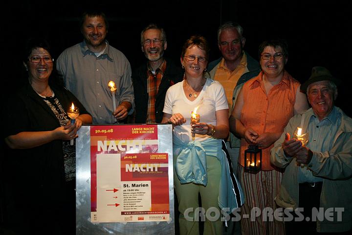 2008.05.30_22.21.38.JPG - Winklarns Pfarrer P. Leopold Muttenthaler kam mit seinen Besuchern und Pfarrangeh�rigen in einer Fackelprozession der Ybbs entlang zur "Langen Nacht" nach Amstetten.