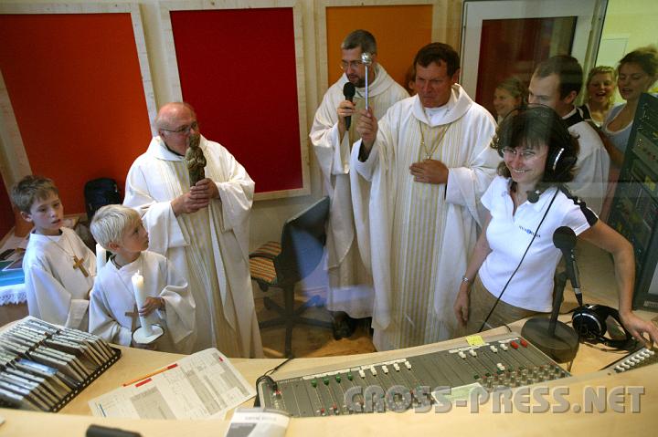 2008.09.06_11.32.44.JPG - Abt Berthold Heigl weiht Regie-Studio von Radio Maria. V.l.n.r.: Franz Schaupp, Pfarrer von P�ggstall, geistlicher Begleiter des Studios, P.Andreas Sch�tzle, Programmdirektor, Tamara Huber, Moderatorin.