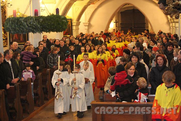 2010.12.12_11.04.48.jpg - Einzug der KISI�S und der Ministranten.