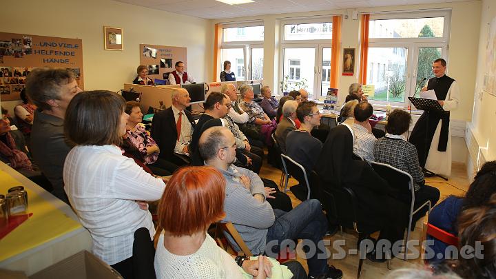 2012.11.25_14.27.05.jpg - Die Räumlichkeiten des Amstettner Studios waren viel zu eng für die vielen Interessenten. Hier beim Vortrag von P.Johannes Paul Chavanne zum Thema: "Brennen, um zu entzünden".