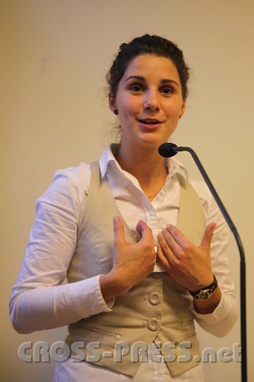 2012.11.25_15.53.56.jpg - Birgit Urban (geb. Radinger) berichtet über ihre Öffentlichkeitsarbeit bei Radio Maria.