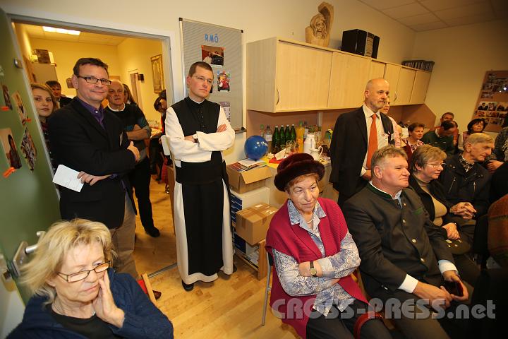 2012.11.25_15.54.46.jpg - Geschäftsführer Christian Schmid und P.Johannes Paul folgen interessiert den Zeugnissen der Mitarbeiter.