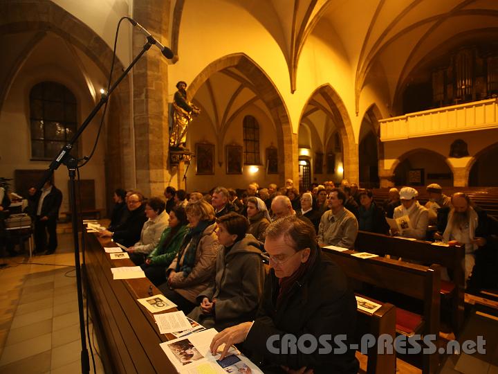 2012.11.25_17.31.21.jpg - Es waren so viele Freunde und Interessenten gekommen, dass kein Platz in der Studiokapelle war. Vorne: Präsident Lukas Bonelli mit Gattin Ursula.