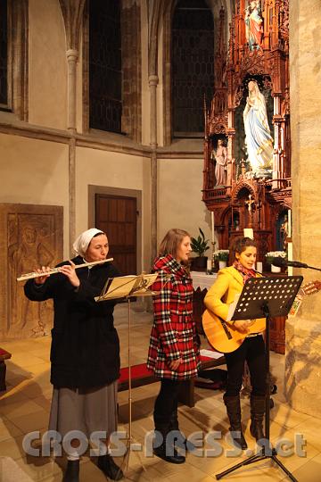 2012.11.25_17.36.11.jpg - Das Musikteam: man sieht, wie vielseitig begabt die Radio Maria Mitarbeiter sind! :)