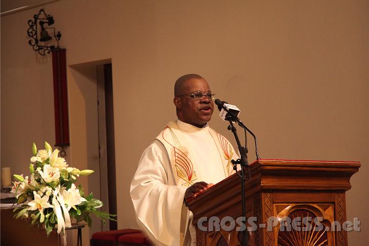 2012.11.25_18.02.41.jpg - Provisor Fabian Ifechi Ehujuo aus der Pfarre St.Oswald/Yspertal liest das Evangelium.